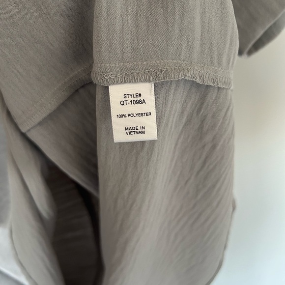 Zenana Outfitters Gray V-Neck Short Sleeve Top - Picture 3 of 4